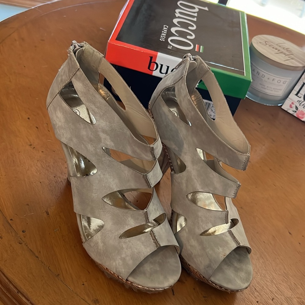 Bucco capensis beige suede platform heels
